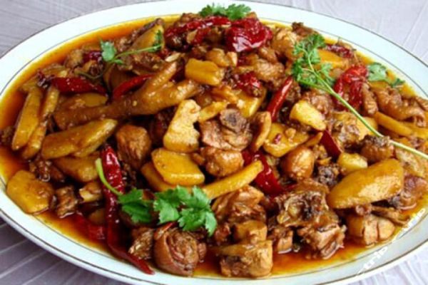 新疆特色美食：新疆大盘鸡及制作方法