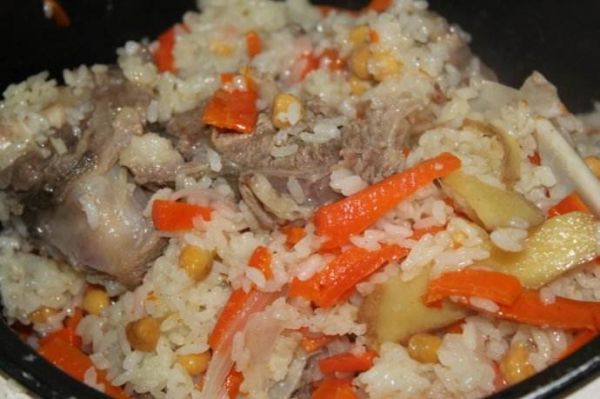 新疆特色美食：新疆羊肉抓饭