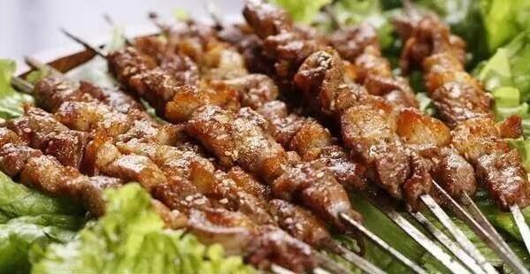新疆特色美食：新疆烤羊肉串及制作方法